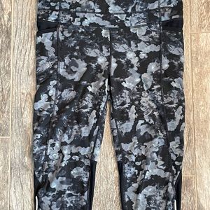 Athleta cropped leggings size medium black & gray print w/ side pockets